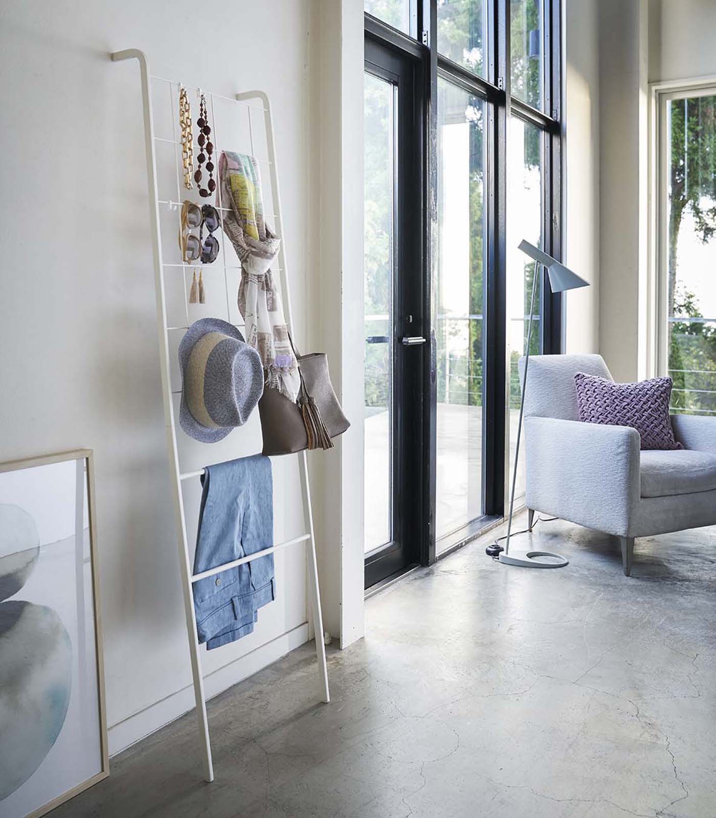 Leaning Ladder with Grid Panel (63 H) - Steel